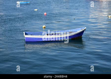 Hafen- und galizische Fischerboote bei Rias Baixas in der Region Galicien. Camariñas, Spanien. November 28, 2020. Stockfoto