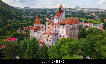 Luftaufnahmen über dem Schloss Bran in Brasov, Rumänien. Die Fotografie wurde von einer Drohne in einer niedrigeren Höhe für eine Landschaft noch aufgenommen. Stockfoto