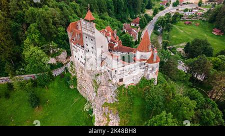 Luftaufnahmen über dem Schloss Bran in Brasov, Rumänien. Die Fotografie wurde von einer Drohne in einer höheren Höhe aufgenommen, wobei die Kamera nach unten zeigte, um ein to zu erreichen Stockfoto