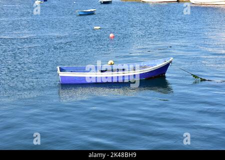 Hafen- und galizische Fischerboote bei Rias Baixas in der Region Galicien. Camariñas, Spanien. November 28, 2020. Stockfoto