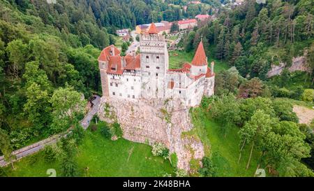 Luftaufnahmen über dem Schloss Bran in Brasov, Rumänien. Die Fotografie wurde von einer Drohne in einer höheren Höhe aufgenommen, wobei die Kamera nach unten zeigte, um ein to zu erreichen Stockfoto