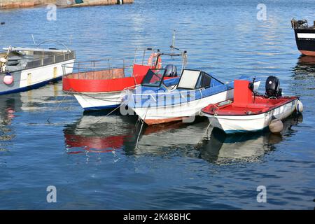 Hafen- und galizische Fischerboote bei Rias Baixas in der Region Galicien. Camariñas, Spanien. November 28, 2020. Stockfoto