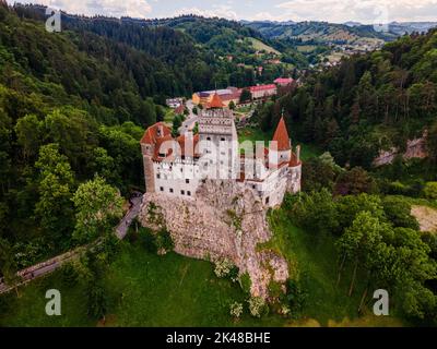 Luftaufnahmen über dem Schloss Bran in Brasov, Rumänien. Die Fotografie wurde von einer Drohne in einer niedrigeren Höhe für eine Landschaft noch aufgenommen. Stockfoto