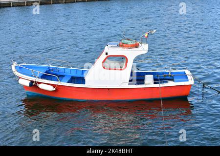 Hafen- und galizische Fischerboote bei Rias Baixas in der Region Galicien. Camariñas, Spanien. November 28, 2020. Stockfoto