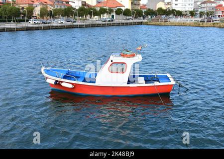 Hafen- und galizische Fischerboote bei Rias Baixas in der Region Galicien. Camariñas, Spanien. November 28, 2020. Stockfoto