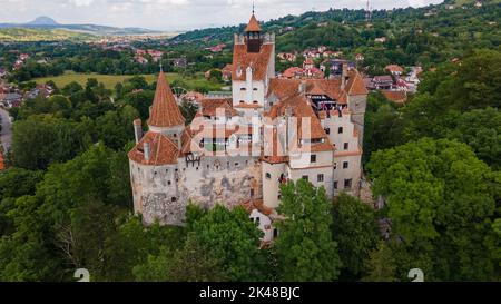 Luftaufnahmen über dem Schloss Bran in Brasov, Rumänien. Die Fotografie wurde von einer Drohne in einer niedrigeren Höhe für eine Landschaft noch aufgenommen. Stockfoto