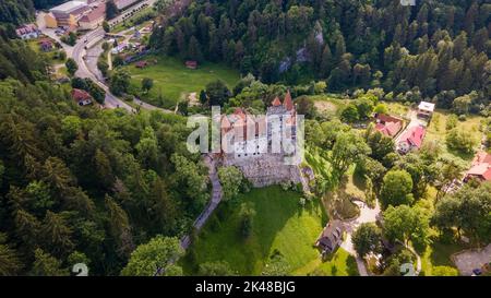 Luftaufnahmen über dem Schloss Bran in Brasov, Rumänien. Die Fotografie wurde von einer Drohne in einer höheren Höhe aufgenommen, wobei die Kamera nach unten zeigte, um ein to zu erreichen Stockfoto