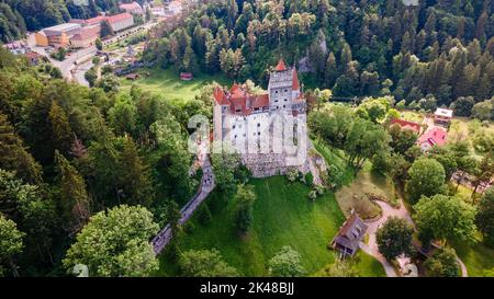 Luftaufnahmen über dem Schloss Bran in Brasov, Rumänien. Die Fotografie wurde von einer Drohne in einer höheren Höhe aufgenommen, wobei die Kamera nach unten zeigte, um ein to zu erreichen Stockfoto