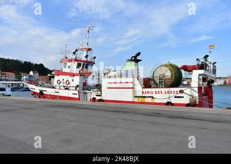 Hafen- und galizische Fischerboote bei Rias Baixas in der Region Galicien. Camariñas, Spanien. November 28, 2020. Stockfoto