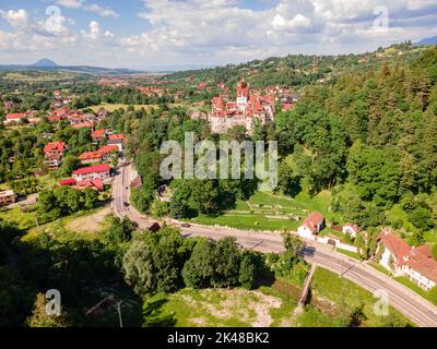 Luftaufnahmen über dem Schloss Bran in Brasov, Rumänien. Die Fotografie wurde von einer Drohne in einer niedrigeren Höhe für eine Landschaft noch aufgenommen. Stockfoto