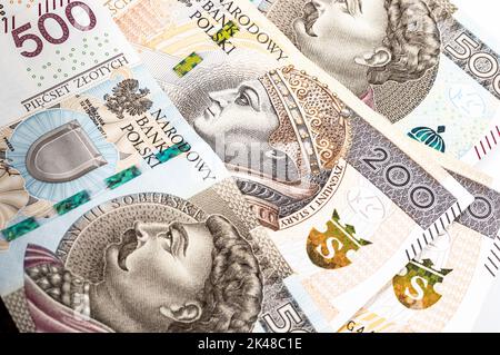 Polnische Banknoten großer Stückelungen, 200 und 500 Zlotys. Geld in polnischer Währung. Stockfoto