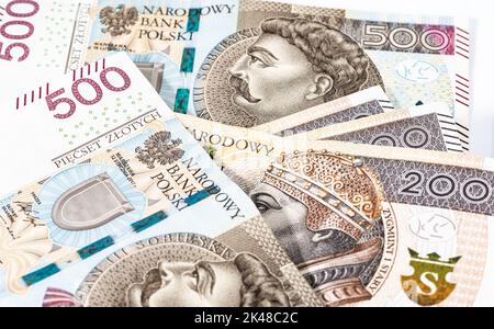 Polnische Banknoten großer Stückelungen, 200 und 500 Zlotys. Geld in polnischer Währung. Stockfoto