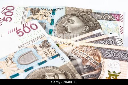 Polnische Banknoten großer Stückelungen, 200 und 500 Zlotys. Geld in polnischer Währung. Stockfoto
