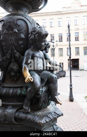 St. Petersburg, Russland - 07.11.2022: Skulptur eines Kindes auf einem Laternenpfahl. Seine Hand ist leichter, Touristen werden sie für Viel Glück. reiben Stockfoto