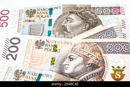 Polnische Banknoten großer Stückelungen, 200 und 500 Zlotys. Geld in polnischer Währung. Stockfoto