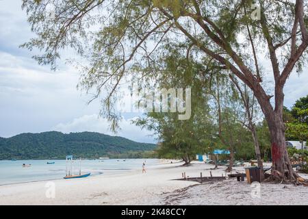 Tropische Landschaft mit wunderschönem Strand, blauem Wasser und blauem Himmel am Saracen Bay Beach, Koh Rong Sanloem Island, Kambodscha Stockfoto