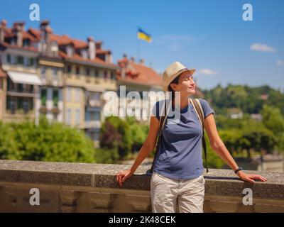 Wir hatten einen tollen Urlaub in der Schweiz, Bern. Dame, die Touristenattraktionen und Sehenswürdigkeiten besucht. Frau auf der Spitze der Stadtlandschaft Blick auf die Altstadt von Bern Stockfoto