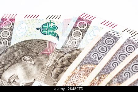 Polnische Banknoten großer Stückelungen, 200 und 500 Zlotys. Geld in polnischer Währung. Stockfoto