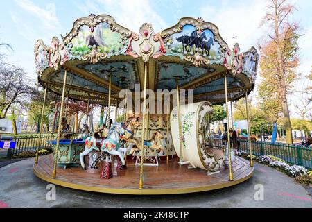 Bukarest, Rumänien, 13. November 2021: Buntes Kinder buntes Karussell mit gemischtem Kunststoff- und Metallspielzeug und Materialien in Parcul Tei (Linden Pa Stockfoto