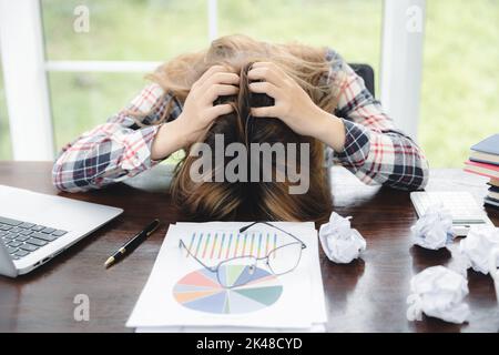 Konzept Burnout-Syndrom. Frau fühlt sich unbehaglich bei der Arbeit. Die durch Stress, angesammelt durch erfolglose Arbeit, Nichtarbeit, Beratung A verursacht wird Stockfoto