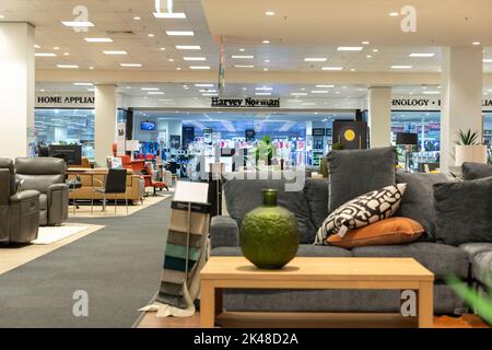 Harvey Norman und Domayne Haushaltswaren und Möbelhändler mit Haushaltsgeräten und Technologie werden ebenfalls verkauft, Sydney, NSW, Australien Stockfoto