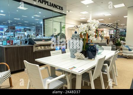 Gartenmöbel Tisch und Stühle im Domayne Harvey Norman Möbelgeschäft in Belrose, Sydney, NSW, Australien, 2022 Stockfoto