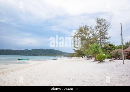 Tropische Landschaft mit wunderschönem Strand, blauem Wasser und blauem Himmel am Saracen Bay Beach, Koh Rong Sanloem Island, Kambodscha Stockfoto