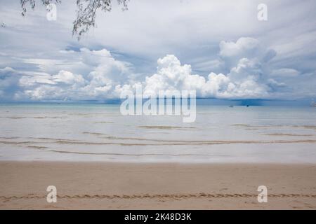 Wunderschöner Strand mit blauem Wasser und blauem Himmel am Lazy Beach, Koh Rong Sanloem. Kambodscha Stockfoto