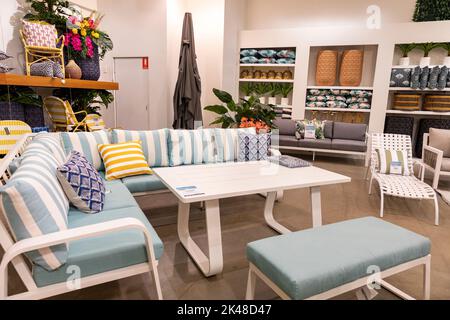 Gartenmöbel Tisch und Stühle im Domayne Harvey Norman Möbelgeschäft in Belrose, Sydney, NSW, Australien, 2022 Stockfoto