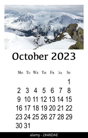 Kalenderkarte für 2023. Druckbarer vertikaler Wandkalender, Woche beginnt am Montag. Wunderschöne Winterlandschaft in der polnischen Tatra. Stockfoto