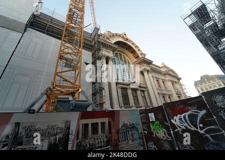 Brussels, Brabant , Belgium 09 30 2022 : Nahaufnahme der Straßenansicht der Reparaturarbeiten am alten Brüsseler Börsengebäude Stockfoto