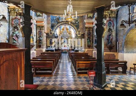 Pilica, Polen - 25. Juli 2022: Hauptschiff der Pfarrkirche St. Johannes des Täufers, kosciol SW. Jana Chrzciciela, in der historischen Altstadt von Pilica Stockfoto