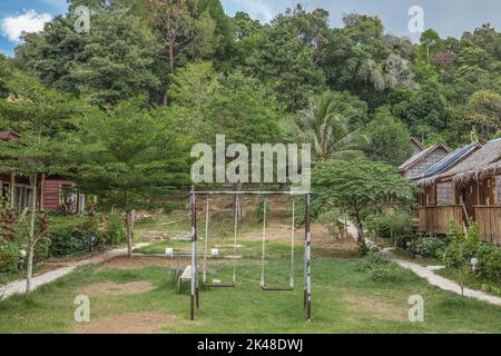 Wunderschöne Landschaft mit grünem Gras und Fitnessstudio im Freien auf Koh Rong Island, Kambodscha Stockfoto