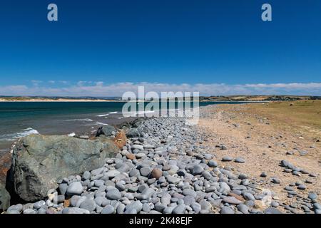 Farbenfrohe Landschaft Blick auf das Inland und die Taw Torridge Mündung vom Rand des Northam Burrows im Sommer. Stockfoto