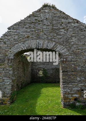 Die Ruinen eines Steingebäudes in Irland. Alte europäische Architektur. Die Ruinen von Arundel Grain Store, in der Nähe von Clonakilty, West Cork.die 16. CE Stockfoto