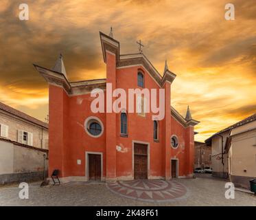 Villafranca Piemonte, Turin, Piemont, Italien - 23. September 2022: kirche Santo Stefano Sitz der Pfarrei Santi Maria Maddalena e Stefano in Sa Stockfoto