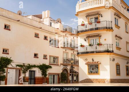 Wohnhäuser mit Balkonen im Unterhaltungszentrum des Viertels La Carihuela in der Stadt Torremolinos. Stockfoto