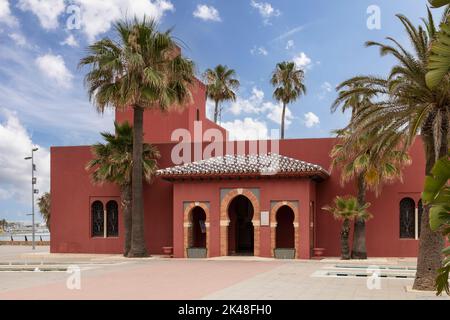 Burg Bill Bil, arabischer Stil, mit roter Farbe entlang der Küste von Benalmádena in Andalusien, Costa del Sol. Stockfoto