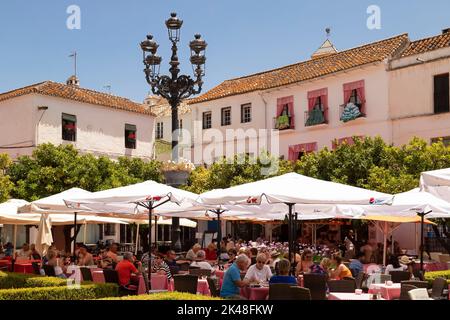 Gemütlicher kleiner Platz mit Geschäften und Restaurants an der Plaza de los Naranjos im alten Zentrum von Marbella in Spanien. Stockfoto