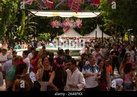 Große Party im Zentrum von Marbella während der Romeria San Bernabe, Andalusië, Spanien. Stockfoto