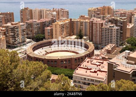 Blick auf das Malagueta-Viertel mit der Stierkampfarena im Vordergrund, Malaga, Andalusien, Spanien. Stockfoto