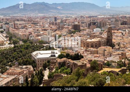 Stadtbild Málaga, umgeben von den Bergen mit Blick auf die Kathedrale und die Zitadelle von Alcazaba; Spanien. Stockfoto