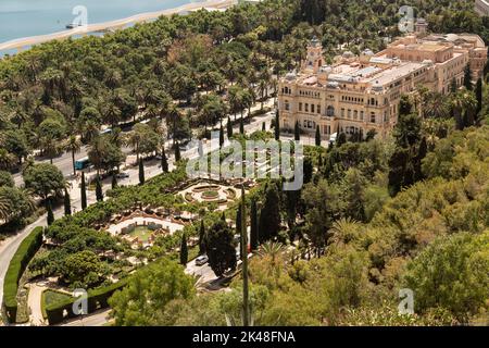 Blick auf das Rathaus und den Rosengarten, die Jardines de Pedro Luis Alonso der Stadt Málaga in Spanien. Stockfoto