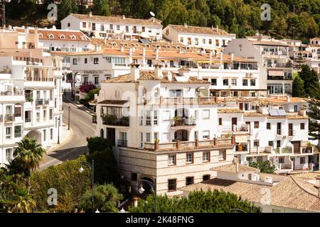 Blick auf das malerische weiß getünchte Bergdorf Mijas in Andalusien; Südspanien. Stockfoto