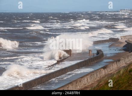 Im Vereinigten Königreich - High Seas auf der Blackpool Promenade nach dem extremen Wetter in Kuba und Florida Ende August 2022 Stockfoto