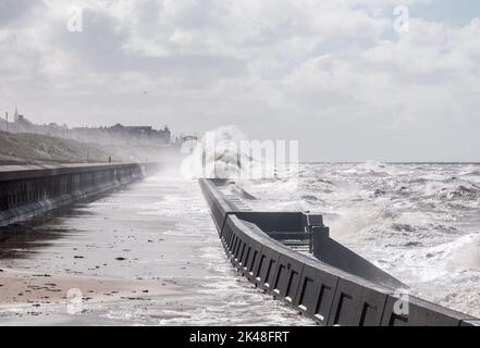 Im Vereinigten Königreich - High Seas auf der Blackpool Promenade nach dem extremen Wetter in Kuba und Florida Ende August 2022 Stockfoto