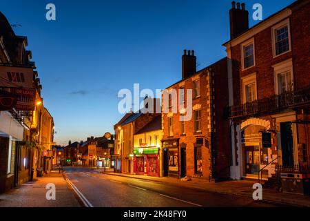 Banbury High Street bei Sonnenaufgang im juni. Banbury, Oxfordshire, England Stockfoto