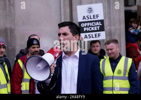 Richard Burgon, der Gewerkschaftsvertreter von Leeds East, schließt sich während eines 24-stündigen Streiks von vier Transportgewerkschaften den Eisenbahnarbeitern auf der Streiklinie in Leeds an. Mitglieder der Rail, Maritime and Transport Union (RMT), Aslef, Unite und der Transport Salaried Staffs' Association (TSSA) haben das gesamte Vereinigte Königreich verlassen, wobei nur 11 Prozent der Dienstleistungen erwartet werden. Bilddatum: Samstag, 1. Oktober 2022. Stockfoto