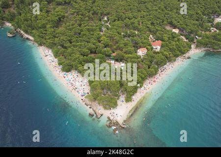 Punta Rata, Brela, Kroatien. Von Drone aus gesehen. Stockfoto