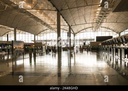 Rücklichtansicht des fast leeren Check Hong Kong International Airport während des Covid-19 Stockfoto